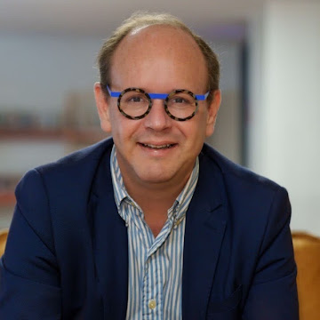 Portrait de Thierry Garot, casquette bleue et lunettes rondes
